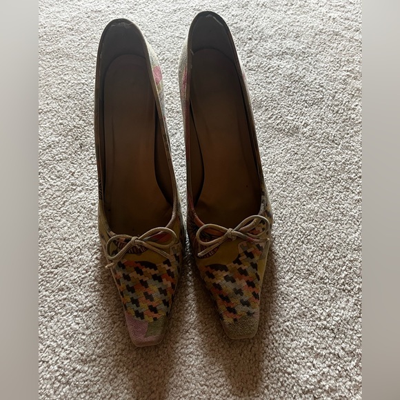 Stuart Wietzman size 10 pastel print suede heels. Like new - Picture 3 of 3